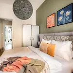 Billionaires Boutique & Premium Suites, Old Town Apartment *